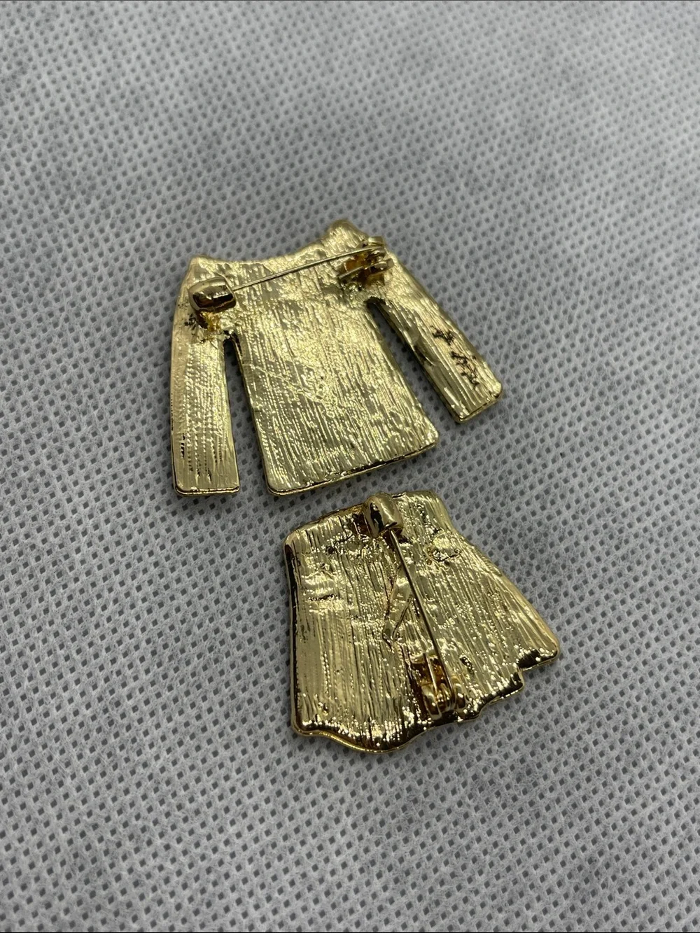 A set of two brooches